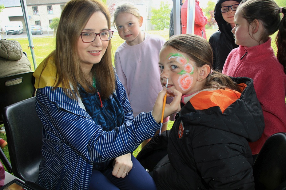 Lauren from Funky Face Painting with Mollie Rose at the opening of the Belleek Party in the Park event organised by Newry, Mourne and Down District Council’s Slieve Gullion District Electoral Area Forum.