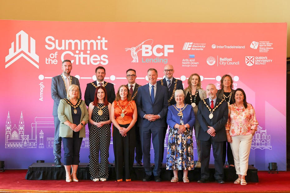 Pictured (L-R) at the first ever Summit of the Cities, held in Belfast City Hall, are:   Back Row: Deputy Mayor of Galway, Cllr Mike Cubbard; Mayor of Bangor Cllr Craig Blaney; Lord Mayor of Cork Cllr Damian Boylan, Lord Mayor of Dublin Cllr Ray McAdam, Deputy Chair, Newry & Mourne District Council Cllr Doire Finn, Mayor of Waterford City, Cllr Lola O'Sullivan.   Front Row: Lord Mayor of Armagh, Cllr Mary O'Dowd, Lord Mayor of Belfast Cllr Róis-Máíre Donnelly, Mayor of Derry Grace Uí Niallais, former Mayor of New York Bill deBlasio, Cathoairleach Kilkenny Council Cllr Mary Hilda Cavanagh, Mayor of Lisburn Cllr Brian Higginson and Cllr Catherine Slattery, Príomh Chomhairleoir Limerick City Council. 
