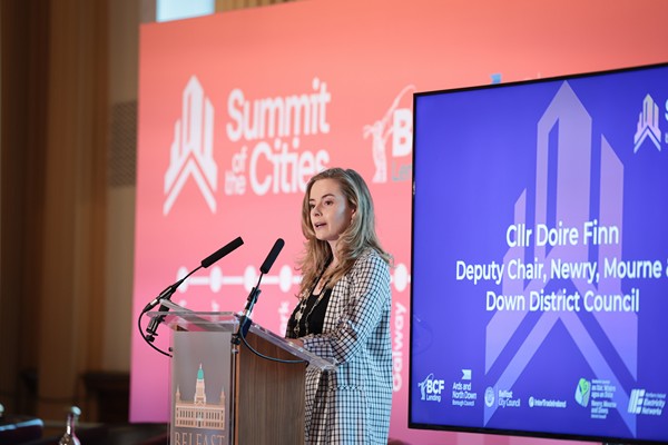 Cllr Doire Finn, Deputy Chair Newry, Mourne & Down District Council, introducing the keynote speaker former NYC Mayor Bill de Blasio