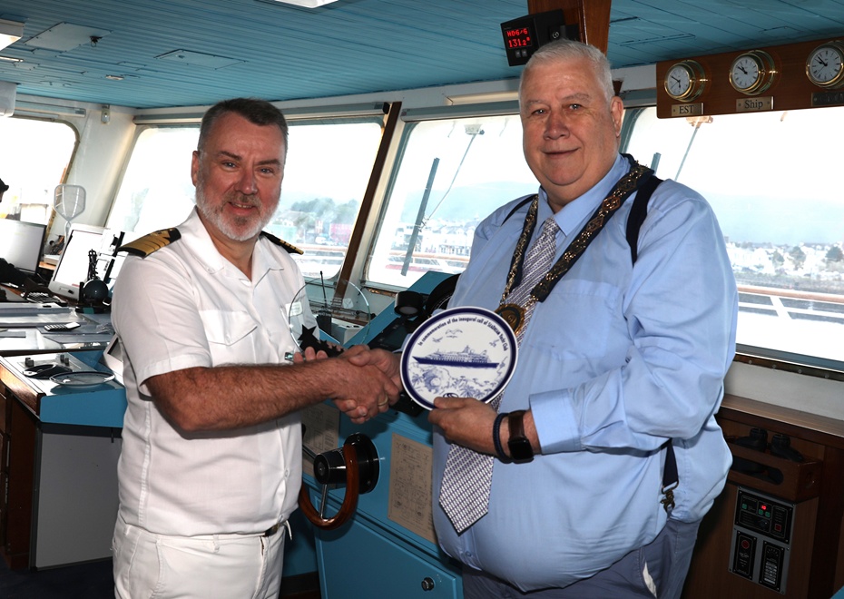 Seadream II Captain Michael Macleoud and Newry Mourne & Down District Council Chairperson Glyn Hanna exchange plaques.