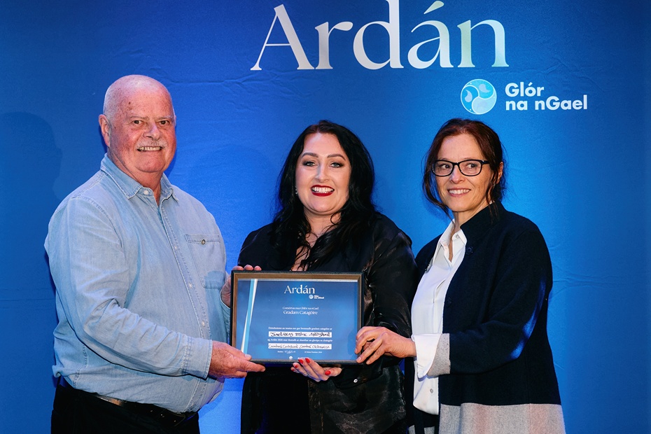 Séamus Mac Dhaibhéid agus Josephine Dunbar ó Ghaeláras Mhic Ardghail ag bailiú duais €1,000 do sa chatagóir Caomhnú Comhshaoil agus Caomhnú Oidhreachta ó Fionnuala Nic Thom - Bord Stiúrtha Glór na nGael