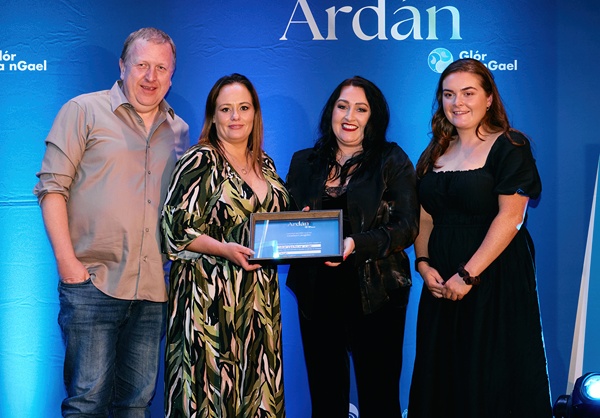 Wayne Pickering agus Ciara Pickering ó Ghlór Uachtar Tíre ag bailiú duais €1,000 do sa chatagóir Óige ó Fionnuala Nic Thom - Bord Stiúrtha Glór na nGael