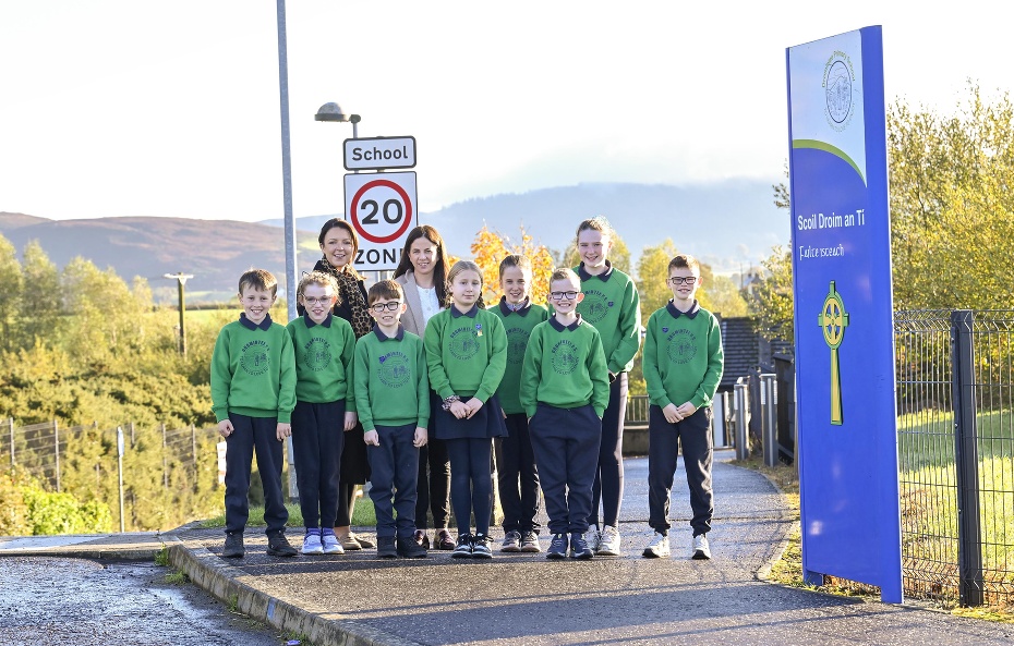 Infrastructure Minister Liz Kimmins is pictured at Dromintee Primary School with Ailish McNaughton and pupils from the School Council.
