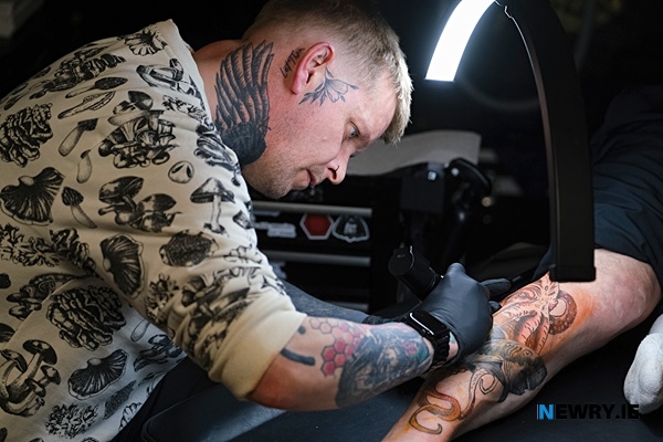 Matthieu works on his latest tattoo.