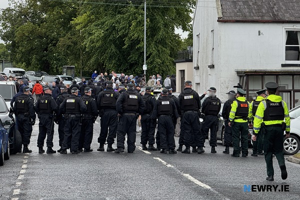 Police keep protestors away from participants in the march in Scarva. Photograph: Columba O'Hare/ Newry.ie 