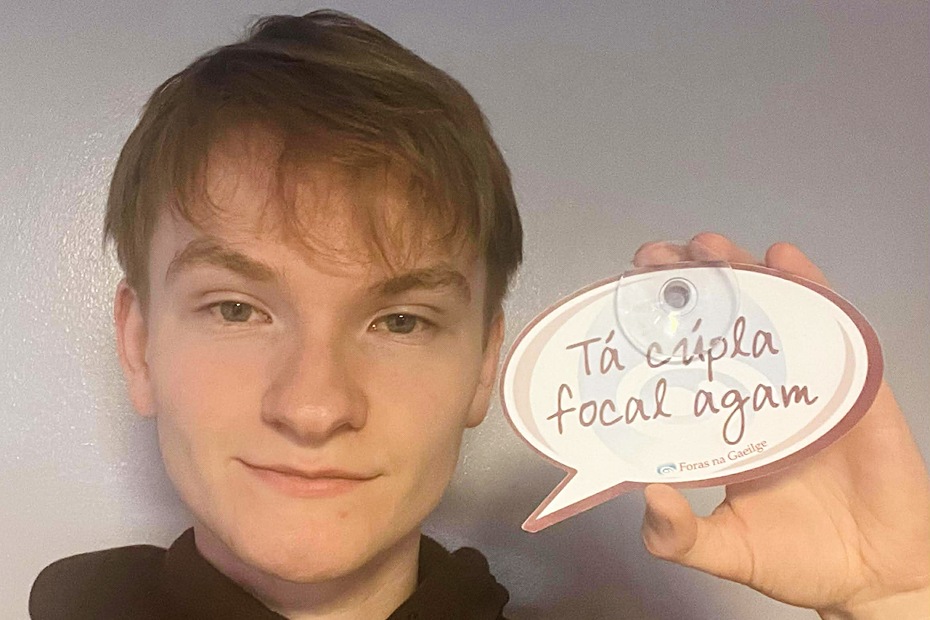 Sky O'Hanlon with one of the Tá cúpla focal agam stickers.