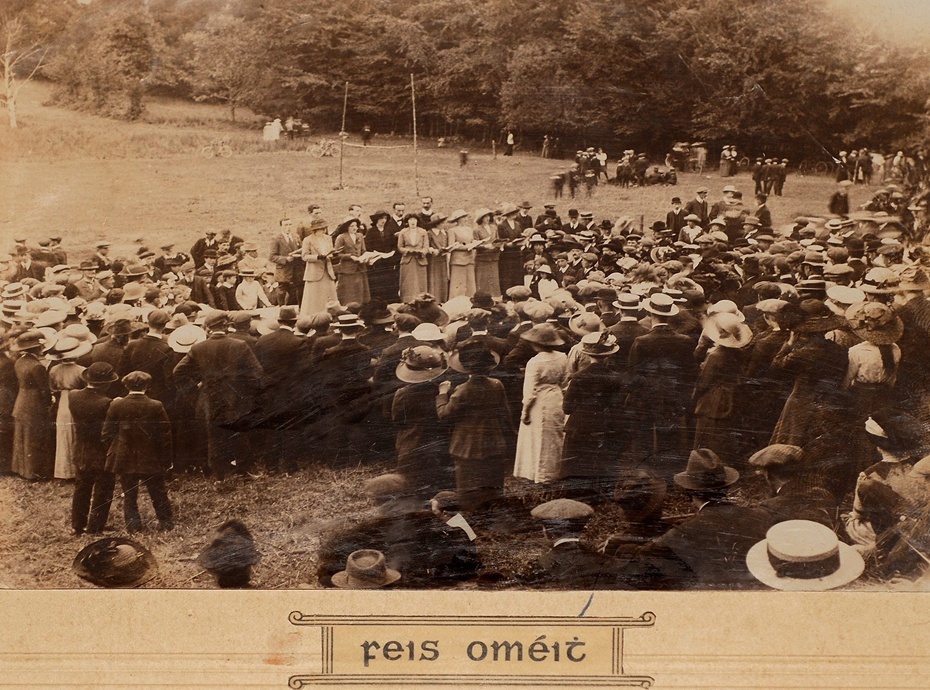 Photograph of Omeath Feis,1913. First held in August 1901, the event was organised by the Newry, Dundalk and District branches of the Gaelic League. Competitions included Irish dancing, singing, storytelling, writing, music and spinning.  Newry & Mourne Museum Collection