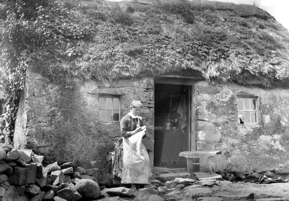 Widow Greer, flowering at Bryansford. The women kept their work clean by wearing bleached flour sacks as aprons. Collection of National Museums NI.