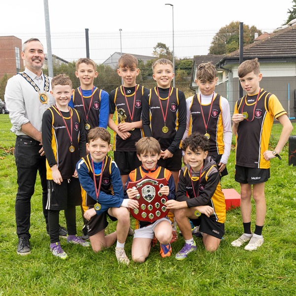 St Patricks Primary School, Crossmaglen pupils who took the top spot on the podium for the Boys’ Teams race. Included is Newry, Mourne and Down District Council Chairperson, Cllr Philip Campbell.