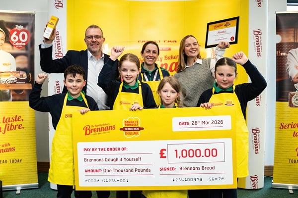 Pictured receiving their prize from Colin Todd and Lia Guerin of Brennans Bakeries are Mrs Catherine Gallagher (centre) with pupils (l-r) Cohen, Phoenix, Alara and Lily-Rose.  