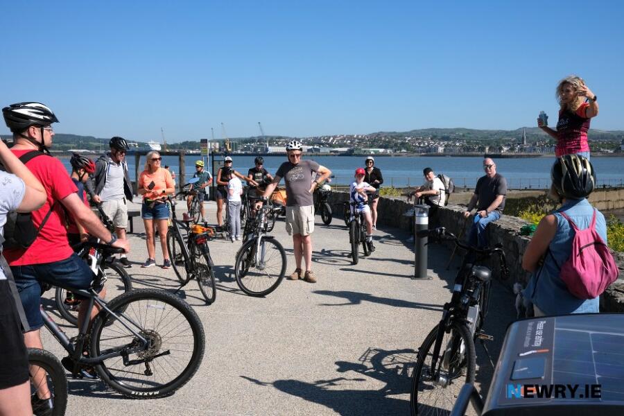 Councillor Fiona Mhic Conchoille speaks to the cyclists in Omeath.