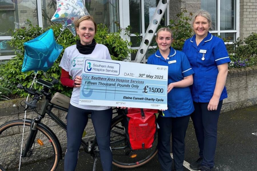 Elaine presenting a £15,000 cheque to Hospice staff 