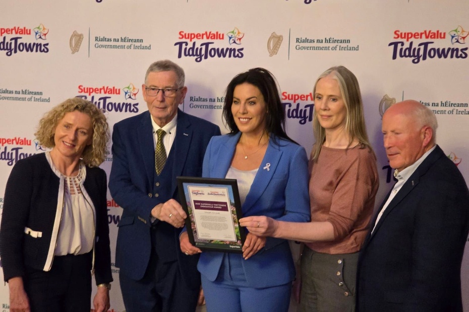 Pictured at the presentation of the Endeavour Award to Omeath were from left: Edel Clancy, SuperValu; Kevin O' Hare, Jennifer Carroll Mac Neill, Minister for Health; Clare O' Hagan and Gus Brennan.