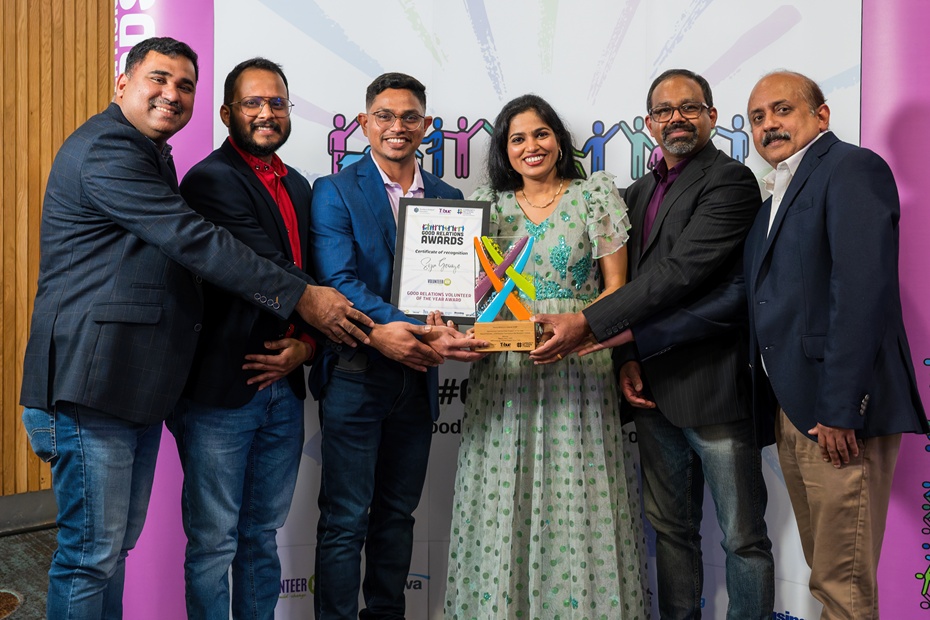 Members of Newry Indian Arts Club receive their award.