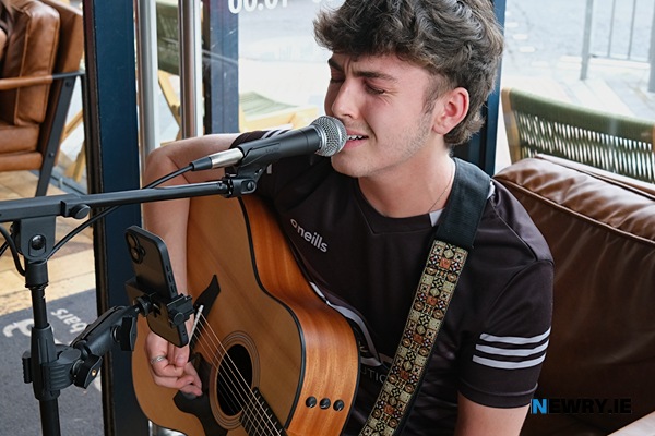 Eóin MacMaosáin in Grounded.