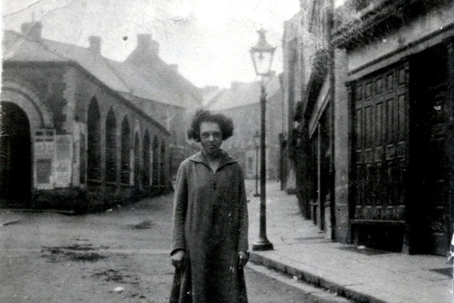 Black and White photograph taken outside the Butter Market, Middle market Square, Newry. This market was erected in the 19th Century in the same locale (bottom of High Street) as the old Market House mentioned in the article. Newry and Mourne Museum Collection