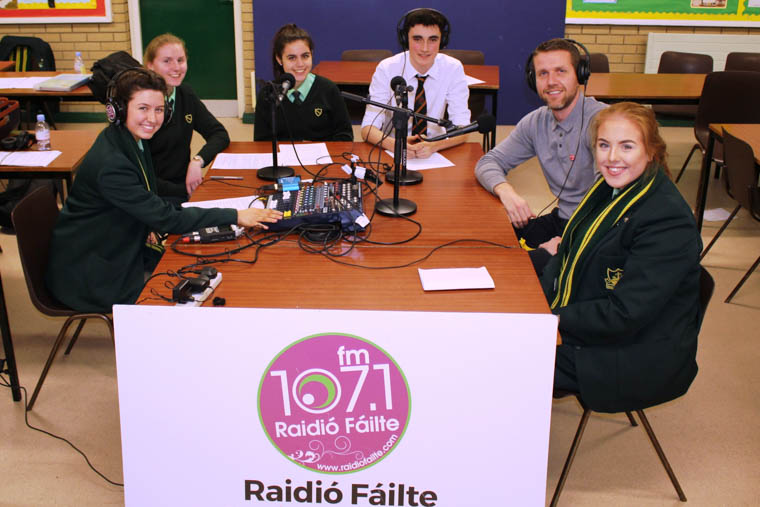 Ceardlann Raidió: Daltaí scoile ó Scoil an Chroí Ró-Naofa agus Scoil na Mainistreach leis an aoíchainteoir Ciarán Mac Giolla Bhéin, Conradh na Gaeilge Radio Workshop: School pupils from Sacred Heart GS and Abbey Grammar with guest speaker Ciarán Mac Giolla Bhéin, Conradh na Gaeilge Ceardlann Raidió: Daltaí scoile ó Scoil an Chroí Ró-Naofa agus Scoil na Mainistreach leis an aoíchainteoir Ciarán Mac Giolla Bhéin, Conradh na Gaeilge Radio Workshop: School pupils from Sacred Heart GS and Abbey Grammar with guest speaker Ciarán Mac Giolla Bhéin, Conradh na Gaeilge