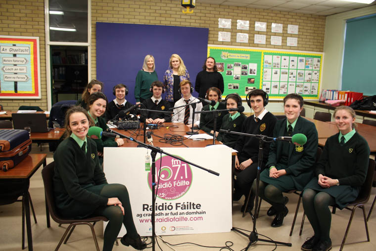 Ceardlann Raidió: Daltaí scoile le Louise Smith ó Aonad na Gaeilge, Comhairle Ceantair an Iúir, Mhúrn agus an Dúin, Edel Ní Churraoin agus Dónall Mac Murchaidh, Raidió Fáilte Radio Workshop: School pupils with Louise Smith from Irish Language Unit, Newry, Mourne and Down District Council, Edel Ní Churraoin and Dónall Mac Murchaidh, Raidió Fáilte Ceardlann Raidió: Daltaí scoile le Louise Smith ó Aonad na Gaeilge, Comhairle Ceantair an Iúir, Mhúrn agus an Dúin, Edel Ní Churraoin agus Dónall Mac Murchaidh, Raidió Fáilte Radio Workshop: School pupils with Louise Smith from Irish Language Unit, Newry, Mourne and Down District Council, Edel Ní Churraoin and Dónall Mac Murchaidh, Raidió Fáilte