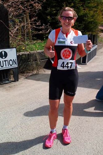 Sarah Jane Beattie lifting 1st Prize at the Setanta Duathlon in Dundalk