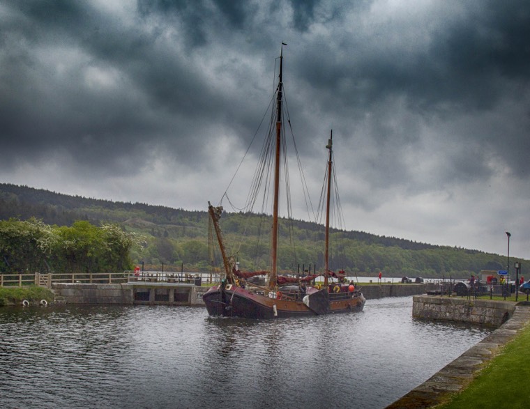 Volharding sails through Victoria Lock. Photographs: NewRayPics.com