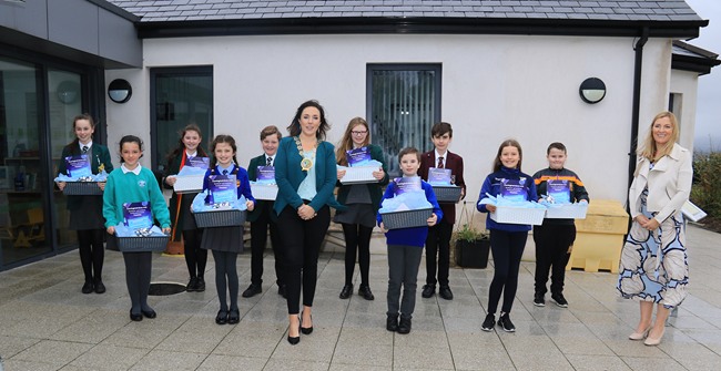 Newry, Mourne and Down District Council Chairperson, Councillor Cathy Mason, Louise Smith, Manager Irish Language Unit, Newry, Mourne and Down District Council and the Award Winners for the ‘Unbelievable’ Animation Series./ Cathaoirleach Chomhairle Ceantair an Iúir, Mhúrn agus an Dúin, an Comhairleoir Cathy Mhásún, Louise Smith Bainisteoir Aonad na Gaeilge CCIMD agus Buaiteoirí an Chomórtais do Shraith Beochana Newry, Mourne and Down District Council Chairperson, Councillor Cathy Mason, Louise Smith, Manager Irish Language Unit, Newry, Mourne and Down District Council and the Award Winners for the ‘Unbelievable’ Animation Series./ Cathaoirleach Chomhairle Ceantair an Iúir, Mhúrn agus an Dúin, an Comhairleoir Cathy Mhásún, Louise Smith Bainisteoir Aonad na Gaeilge CCIMD agus Buaiteoirí an Chomórtais do Shraith Beochana