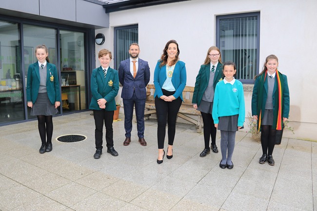 Newry, Mourne and Down District Council Chairperson, Councillor Cathy Mason, Mícheál Ó Brádaigh Principal Gaelscoil na mBeann with ‘Unbelievable’ animation award winners (L-R) Erin-May Trainor, Patrick Gorman, Nicole Binks, Tia Mulholland-Maddocks and Cara Burns./ Cathaoirleach Chomhairle Ceantair an Iúir, Mhúrn agus an Dúin, an Comhairleoir Cathy Mhásún, Mícheál Ó Brádaigh Príomhoide Ghaelscoil na mBeann le Buaiteoirí c-d Erin-May Trainor, Patrick Gorman, Nicole Binks, Tia Mulholland-Maddocks agus Cara Burns. Newry, Mourne and Down District Council Chairperson, Councillor Cathy Mason, Mícheál Ó Brádaigh Principal Gaelscoil na mBeann with ‘Unbelievable’ animation award winners (L-R) Erin-May Trainor, Patrick Gorman, Nicole Binks, Tia Mulholland-Maddocks and Cara Burns./ Cathaoirleach Chomhairle Ceantair an Iúir, Mhúrn agus an Dúin, an Comhairleoir Cathy Mhásún, Mícheál Ó Brádaigh Príomhoide Ghaelscoil na mBeann le Buaiteoirí c-d Erin-May Trainor, Patrick Gorman, Nicole Binks, Tia Mulholland-Maddocks agus Cara Burns.