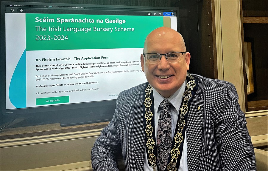 Newry, Mourne and Down District Council Chairperson, Councillor Michael Savage launches the Council’s Irish Language Bursary Scheme 2023-2024. The scheme will help residents in the district to attend Irish Language colleges and courses through bursary assistance aimed at covering course costs and fees. - Tá Scéim Sparánachta na Gaeilge 2023-2024 seolta ag Cathaoirleach Chomhairle Ceantair an Iúir, Mhúrn agus an Dúin, an Comhairleoir Michael Savage. Cuideoidh an scéim le daoine a bhfuil cónaí orthu i gceantar na Comhairle freastal ar choláistí agus ar chúrsaí Gaeilge trí sparánacht a chur ar fáil chun cuidiú le táillí agus costais chúrsa a chlúdach.