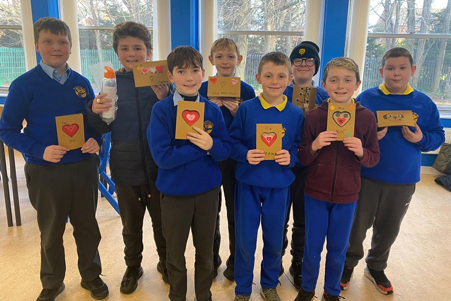 Bunscoil an Iúir pupils on their visit to Gaelcholáiste Dhún Dealgan.
