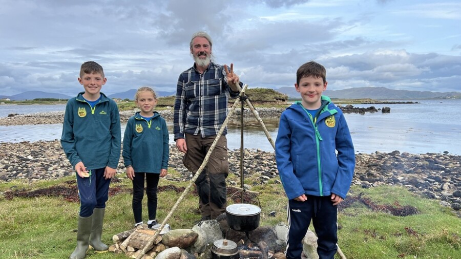 Paddy, Shay and Meabh McQuaid with Tom Bán in Bush Kids