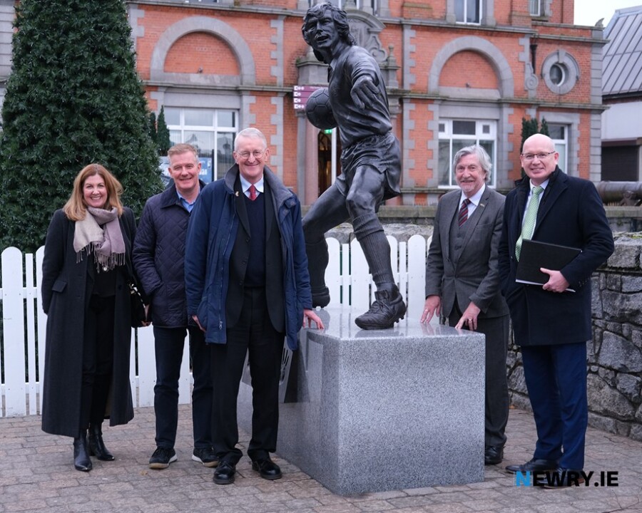 Hilary Benn, centre, Shadow Secretary of State for NI checked out the new Pat Jennings statue when he was in Newry. Also included from left are Julie Gibbons, President, Newry Chamber of Commerce; Conor Patterson, Newry and Mourne Co-operative and Enterprise Agency; Mickey Brady MP and Michael Savage, CEO, Newry Chamber of Commerce. Photograph: Columba O’Hare/ Newry.ie 