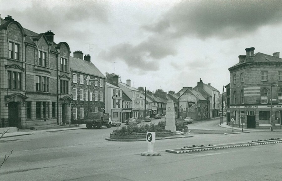 Newry War Memorial in its original location on Trevor Hill. Newry & Mourne Museum Collection