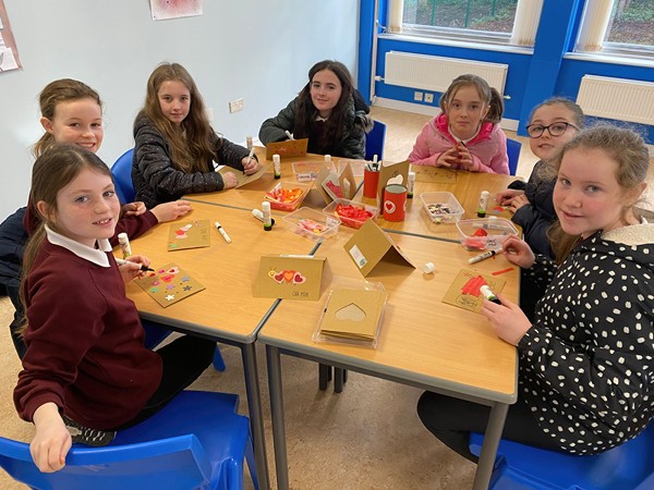Gaelscoil Naomh Phádraig pupils on their visit to Gaelcholáiste Dhún Dealgan.