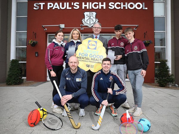 Pictured at the mental health workshop being delivered at St. Paul’s High School in Bessbrook, are (back row left to right) Eden McArdle, Sienna Cunningham, St Paul’s High School Principal Jarlath Burns, Julian Carr and Fionn Ó Tuatháil, and (front row left to right) Olympian and men’s field hockey international Eugene Magee, with St Paul’s High School Wellbeing Co-Ordinator Stephen Mooney.