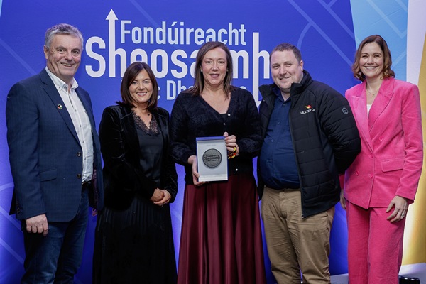 Naomh Pádraig CLG/ St Patrick’s GAC, Cullyhanna, Armagh Maria Nic Fhearchair agus Siobhán Mhic Raois ó Naomh Pádraig CLG, Coilleach Eanach i gcontae Ard Mhacha ag glacadh le bonn airgid de chuid Fhondúireacht Sheosaimh Mhic Dhonncha ó Lorcán Mac Gabhann, Ceannasaí Ghlór na nGael, Ciarán Mag Uidhir, Oifigeach Gaeilge CLG Uladh agus an láithreoir spóirt Gráinne McElwain. Maria Nic Fhearchair and Siobhán Mhic Raois from St Patrick’s GAC, Cullyhanna in County Armagh receiving a silver Seosamh Mac Donncha Irish language award from Lorcán Mac Gabhann, Chief Executive of Glór na nGael, Ciarán Mag Uidhir, Ulster GAA Irish language officer and sports broadcaster, Gráinne McElwain. Fear Manach / Fe