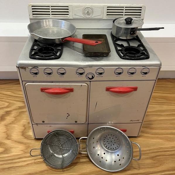 Tin plate ‘Mignonette’ cooker, made by Mettoy, c.1950s. Newry & Mourne Museum collection