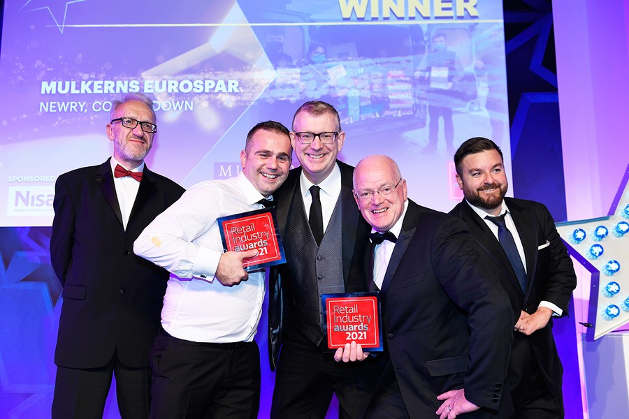 David Shrimpton, Editor of Independent Retail News (left) is pictured with the winning team from Mulkerns EUROSPAR who picked up three more awards at the prestigious Retail Industry Awards in London. Also pictured is host of the awards ceremony, Alex Brooker.