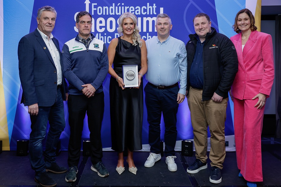 Cumann Sheáin Uí Néill/ Shane O’Neills GAC, Camloch, Armagh Dónal McCaul, Finola Cunningham, Dáithí Muckian ó Chumann Sheáin Uí Néill i gCamloch i gcontae Ard Mhachal ag glacadh le bonn airgid de chuid Fhondúireacht Sheosaimh Mhic Dhonncha ó Lorcán Mac Gabhann, Ceannasaí Ghlór na nGael, Ciarán Mag Uidhir, Oifigeach Gaeilge CLG Uladh agus an láithreoir spóirt Gráinne McElwain. Dónal McCaul, Finola Cunningham and Dáithí Muckian from Shane O’Neills GAC in County Armagh receiving a silver Seosamh Mac Donncha Irish language award from Lorcán Mac Gabhann, Chief Executive of Glór na nGael, Ciarán Mag Uidhir, Ulster GAA Irish language officer and sports broadcaster, Gráinne McElwain.