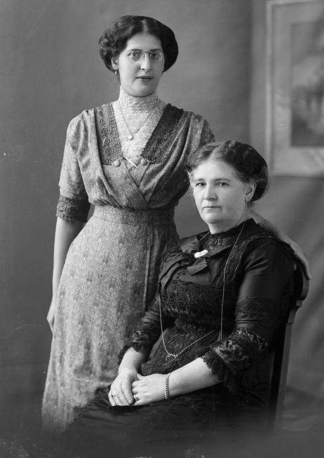 Rhoda Yetta Freeman (seated) and her daughter, Florence, pictured c.1911 when they were living in Newry. Courtesy of Lill Fanny Saether