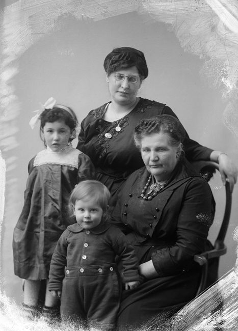Florence Mendel (standing), Lill’s grandmother, pictured with her mother, Rhoda Yetta Freeman, and her two youngest siblings, Esther and Harry Isidor, in Trondheim c.1920. Esther and Harry were deported from Norway on November 26th 1942 and died in the gas chambers at Auschwitz on 1st December. Courtesy of Lill Fanny Saether