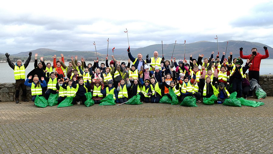 Pupils from Scoil Naomh Lorcan in Omeath with Cllr Larkin, Slieve Gullion DEA and Cllr Byrne from Louth CC