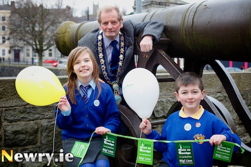Jessica Murphy and Paul O'Hare from Bunscoil an Iúir help Mayor John McArdle to launch Bliain na Gaeilge. Photograph: Columba O'Hare