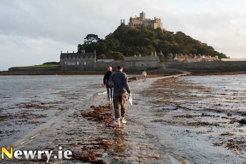 The NEwry Nark thinks that maybe they should put up a barrier on either side of this dangerous path at St Michaels Mount!