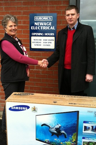 Owner of Newage Electrical, Mr Conor Toal presents a brand new 43” Samsung TV to local lady Ann Auterson of Bessbrook who won in the television as first prize in the recent Dinner Dance Grand Draw. The Southern Area Hospice would like to thank all those who supported the draw and a special thanks to Newage Electrical, Old Warrenpoint Road, Newry, for their generous donation towards the draw. 