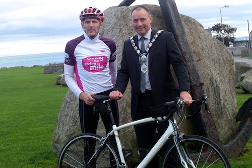 Johnny Davis and Mayor Michael Ruane get ready for Etape 2013