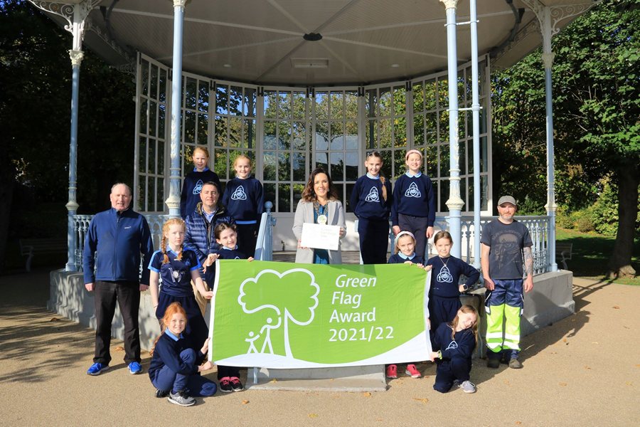 Newry, Mourne and Down District Council Chairperson, Councillor Cathy Mason with (from left) NLHF Volunteer and Outreach Officer Rodney McBride, Park Warden Barry McCann, Friends of Committee Representative Jim Boylan, and pupils from St. Dallan’s Primary School, Warrenpoint.