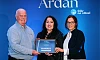 Séamus Mac Dhaibhéid agus Josephine Dunbar ó Ghaeláras Mhic Ardghail ag bailiú duais €1,000 do sa chatagóir Caomhnú Comhshaoil agus Caomhnú Oidhreachta ó Fionnuala Nic Thom - Bord Stiúrtha Glór na nGael