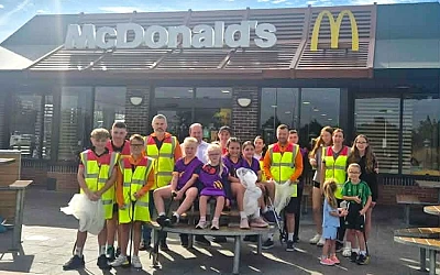 Members of Windmill Stars FC, Carnbane Girls Youth League, Newry High School and McDonald’s Fun Football Volunteers joined McDonald’s Newry for a community litter pick around Damolly Retail Park