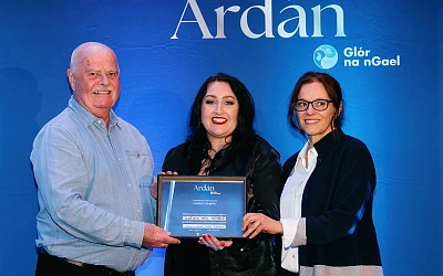 Séamus Mac Dhaibhéid agus Josephine Dunbar ó Ghaeláras Mhic Ardghail ag bailiú duais €1,000 do sa chatagóir Caomhnú Comhshaoil agus Caomhnú Oidhreachta ó Fionnuala Nic Thom - Bord Stiúrtha Glór na nGael